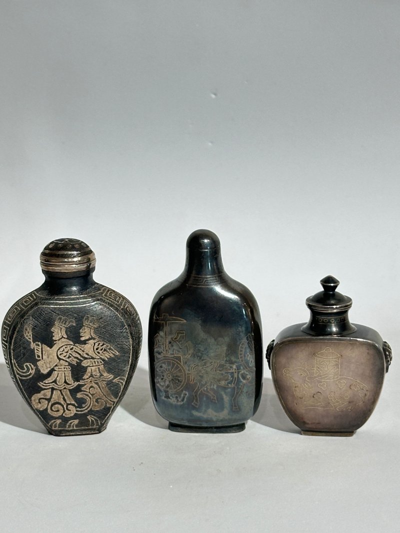 十九/二十世紀 烏銀人物紋、銅錯銀人物紋、瑞獸紋、銅饕餮紋、日芒紋、黑漆鑲嵌螺鈿花卉紋、群雞紋、剔紅山水人物紋鼻煙壺八件 （剔紅）⌈乾隆年製⌋款 | EIGHT SNUFF BOTTLES - 图62