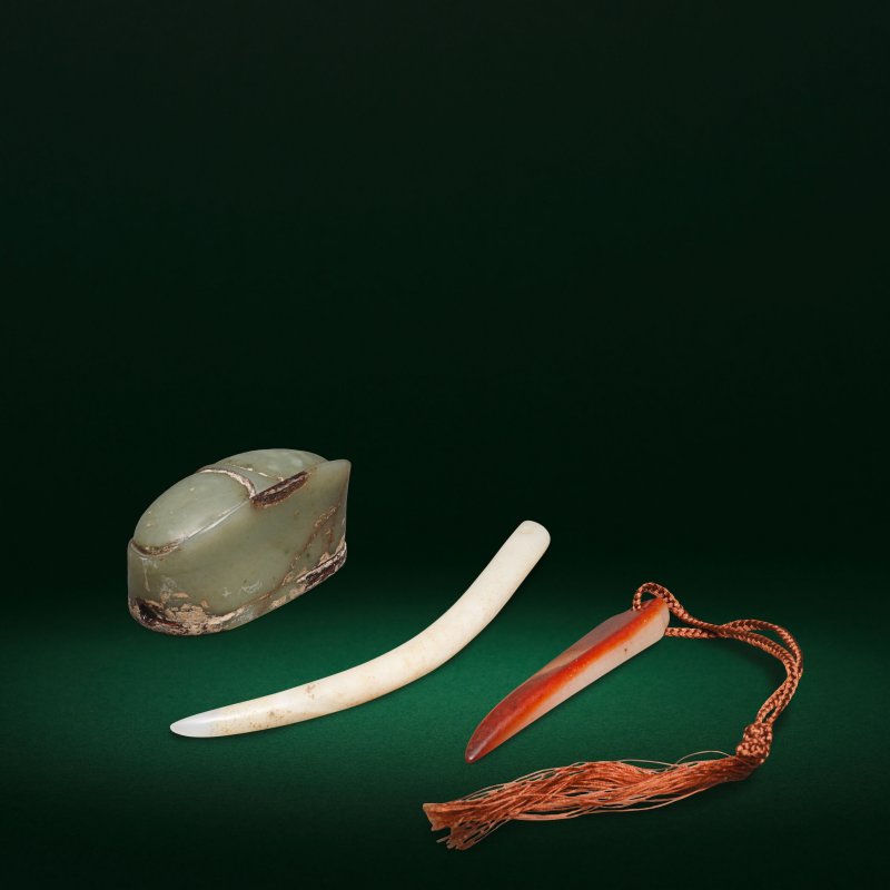東周/漢或更晚 玉觿兩件 明 玉髮飾一件 | TWO KNOT LOOSENERS AND A HAIR ORNAMENT - 图2