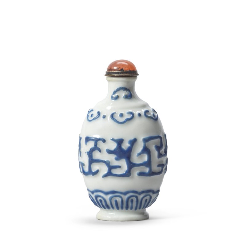 清乾隆 青花瓷仿套料仿古鼻烟壺 | A MOULDED OVERLAY-GLASS-SIMULATION BLUE AND WHITE 'ARCHAISTIC' SNUFF BOTTLE - 图2