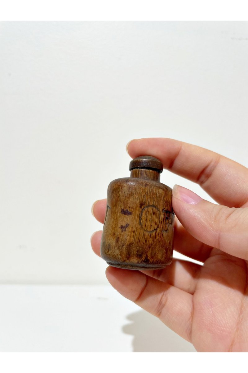 十九世紀 竹製、葫蘆鼻烟壺三件 竹紋鼻烟壺背刻款⌈不可⌋ | TWO BAMBOO SNUFF BOTTLES AND A GOURD SNUFF BOTTLE - 图2