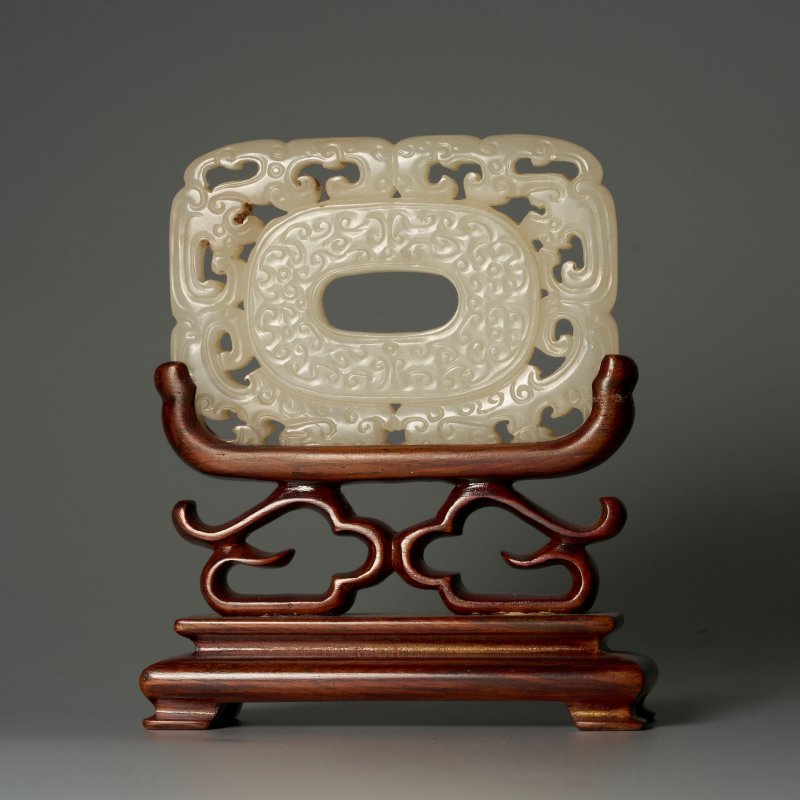 清十九世紀 白玉仿古夔龍紋牌 及座 | AN ARCHAISTIC WHITE JADE 'GUI-DRAGON' PLAQUE