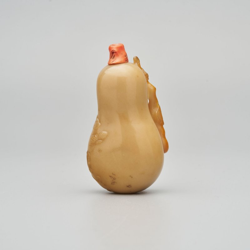 清十九世紀 黃翡翠葫蘆形鼻煙壺、珊瑚蓋 | A YELLOW JADEITE GOURD SNUFF BOTTLE - 图10