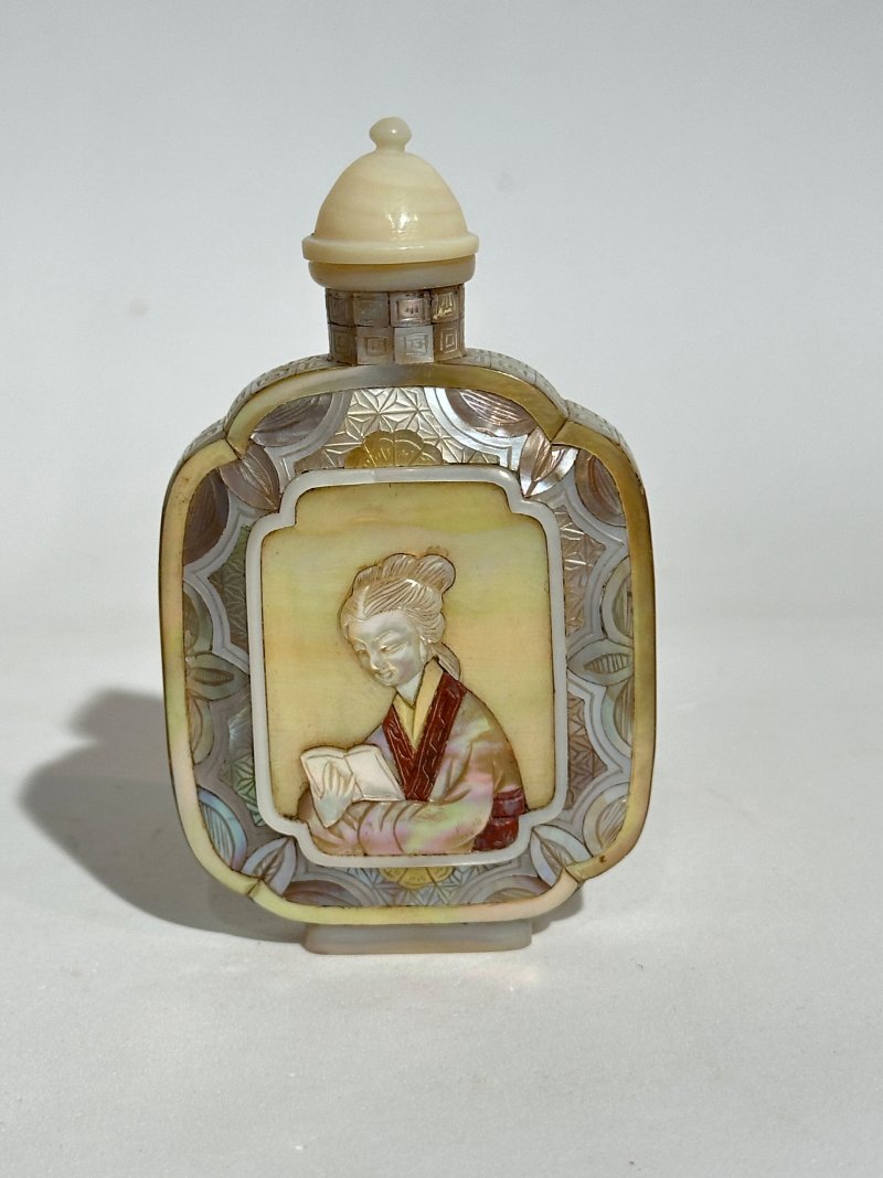 二十世紀 螺鈿開光仕女紋鼻煙壺 ⌈乾隆年製⌋刻款 | A MOTHER-OF-PEARL 'LADY' SNUFF BOTTLE - 图9