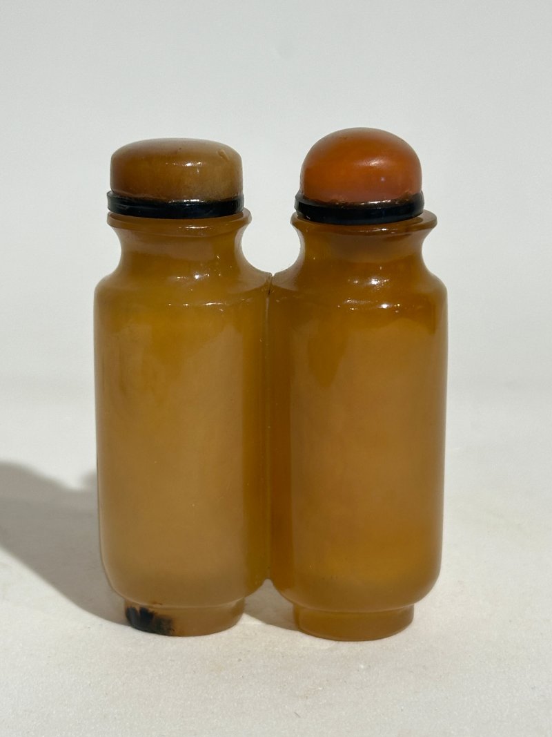 清十九世紀 雙聯瑪瑙、煙晶蝠紋鼻煙壺二件 | A SMOKY QUARTZ AND A CHALCEDONY AGATE DOUBLE SNUFF BOTTLE - 图16