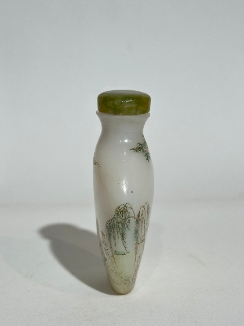民國 涅白玻璃胎畫琺瑯山水人物紋鼻煙壺 ⌈古月軒⌋款 | AN ENAMELLED MILKY GLASS 'LANDSCAPE AND FIGURES' SNUFF BOTTLE - 图7