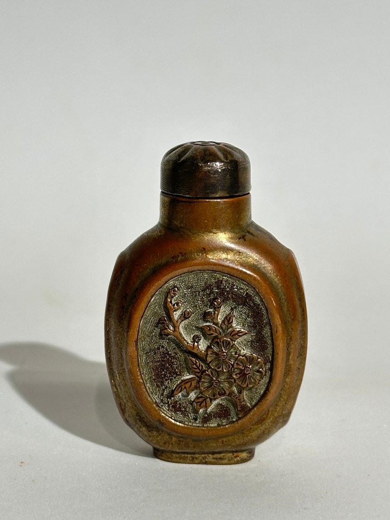 清十九世紀 鎏金銅開光花卉紋鼻煙壺 ⌈同治⌋款 | A GILT-BRONZE SNUFF BOTTLE - 图8