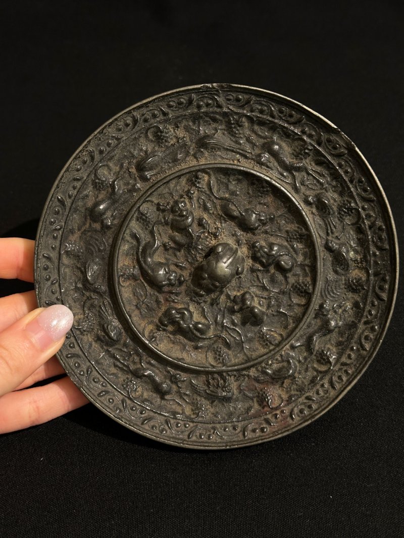 唐 葡萄海獸紋銅鏡 | A BRONZE 'SEA CREATURES AND GRAPES' MIRROR - 图2