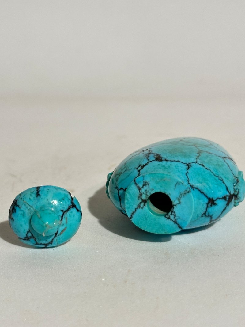 十九/二十世紀 青金石饕餮紋、綠松石鼻煙壺二件 | A LAPIS LAZULI 'TAOTIE' AND A TURQUOISE SNUFF BOTTLE - 图5