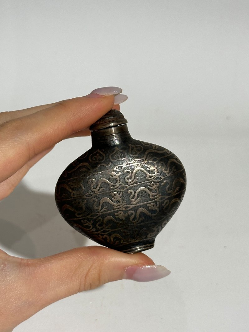 清十九世紀 烏銀瓜紋、夔龍紋鼻煙壺二件 | TWO SILVER NIELLO 'MELON' AND 'KUI DRAGON' SNUFF BOTTLES - 图11