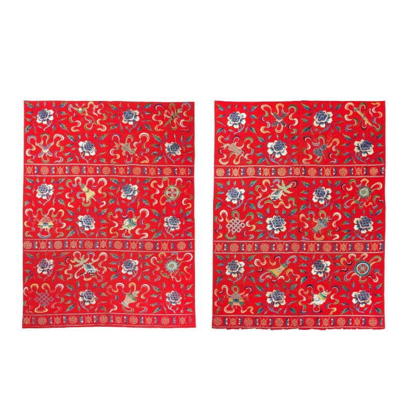 二十世紀早期 紅地綉花卉紋毛氈挂屏一對 | A PAIR OF EMBROIDERED RED FELT WALL HANGINGS