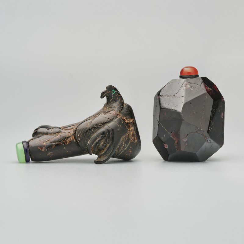 十九/二十世紀 石榴紅石英磨花、黑琥珀魚紋鼻煙壺二件 | A FACETED QUARTZ AND A BLACK AMBER SNUFF BOTTLE - 图1
