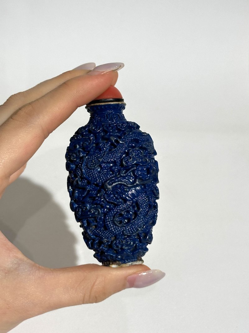 清中期 紅釉、藍釉模製⌈龍鳳呈祥⌋鼻煙壺二件 | TWO MOULDED AND ENAMELLED PORCELAIN 'DRAGON AND PHOENIX' SNUFF BOTTLES - 图11