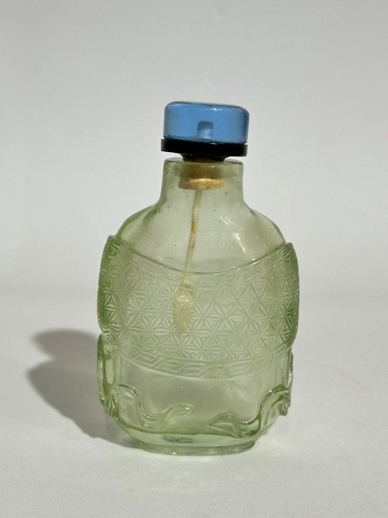 1750-1850 透明綠玻璃包袱紋鼻煙壺 | A TRANSPARENT GREEN GLASS 'BROCADE' SNUFF BOTTLE - 图9