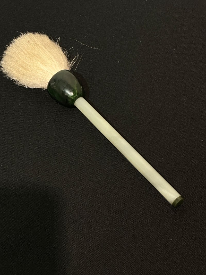 清 青玉及碧玉紐筆 | A GREEN AND SPINACH JADE BRUSH - 图3
