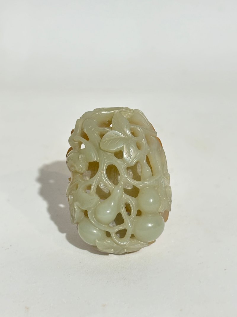 清十九世紀 鏤雕青玉帶皮⌈松鼠瓜瓞⌋墜 及盒 | A RETICULATED PALE GREEN JADE 'SQUIRREL AND DOUBLE GOURD' PENDANT - 图5