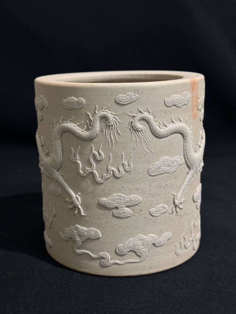 晚清至民國 澀胎「雙龍搶珠」筆筒 | A BISCUIT PORCELAIN 'DRAGON' BRUSH POT - 图8