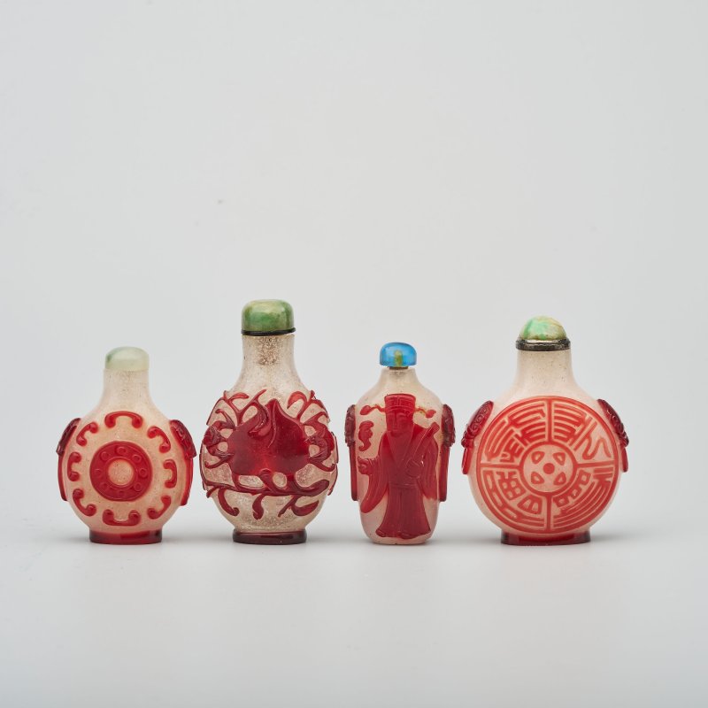 十九/二十世紀 霏雪地套紅玻璃鼻煙壺四件 | FOUR RED OVERLAY GLASS SNUFF BOTTLES