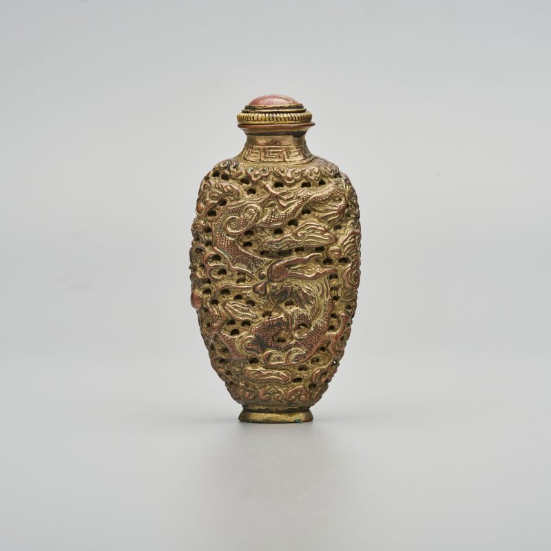 十九/二十世紀 銅胎模印鏤雕⌈龍鳳呈祥⌋鼻煙壺 ⌈萬曆⌋刻款；二十世紀 銅壽字紋、花卉紋鼻煙壺三件 | A BRASS 'DRAGON AND PHOENIX' AND THREE BRONZE SNUFF BOTTLES - 图30