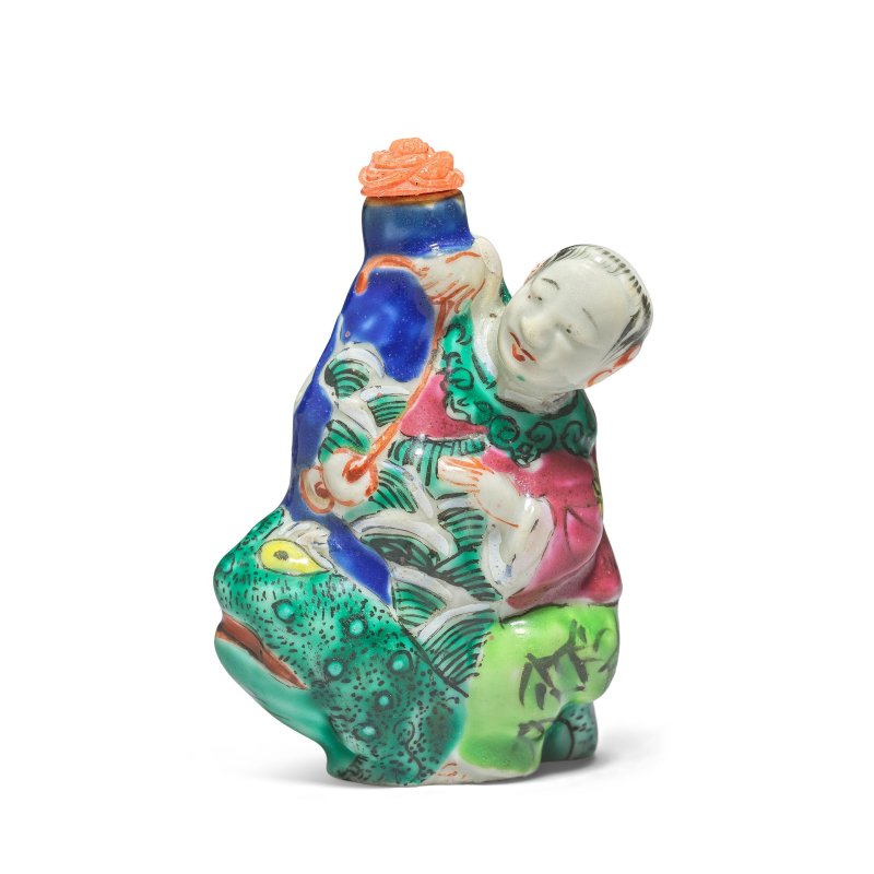 清 一八二一至一八五一年 粉彩劉海戲蟾鼻烟壺 | A FAMILLE ROSE 'LIU HAI AND TOAD' SNUFF BOTTLE