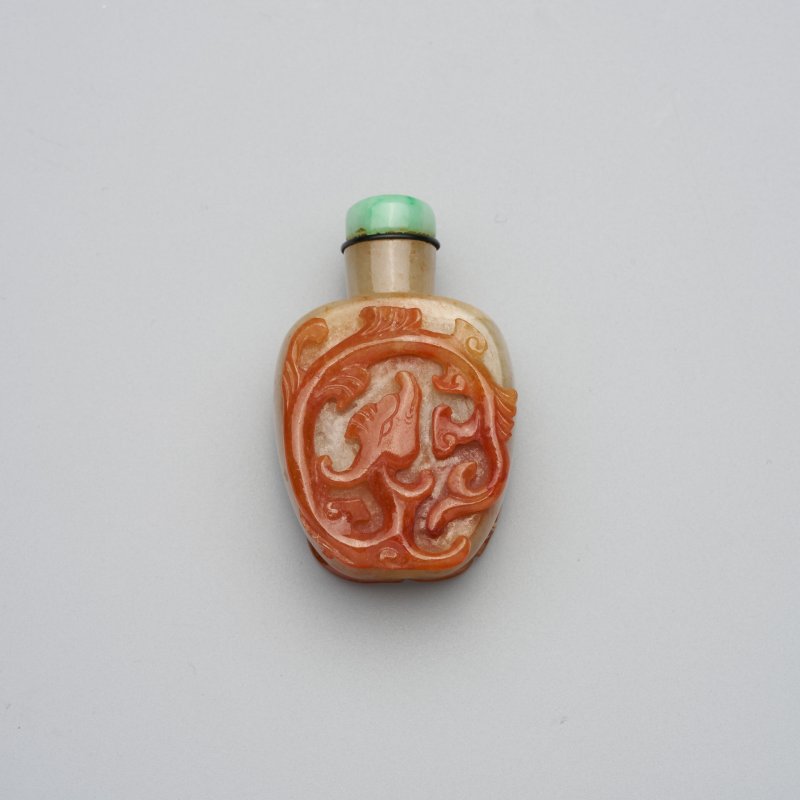 晚清 翡翠帶皮嵌孔雀石龍紋鼻煙壺、翡翠蓋 | A JADEITE SNUFF BOTTLE WITH MALACHITE