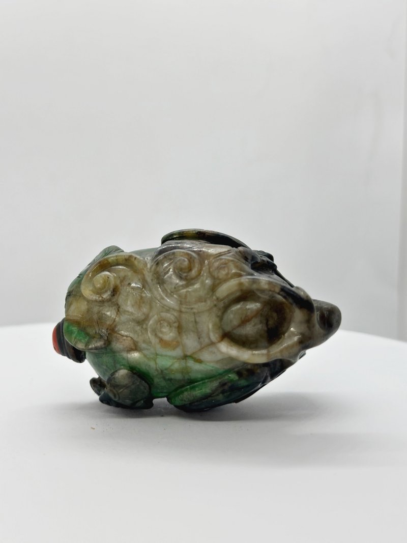 十九/二十世紀 雙色翡翠鼻煙壺二件、珊瑚蓋及翡翠蓋 | TWO BLACK AND GREEN JADEITE SNUFF BOTTLES - 图11