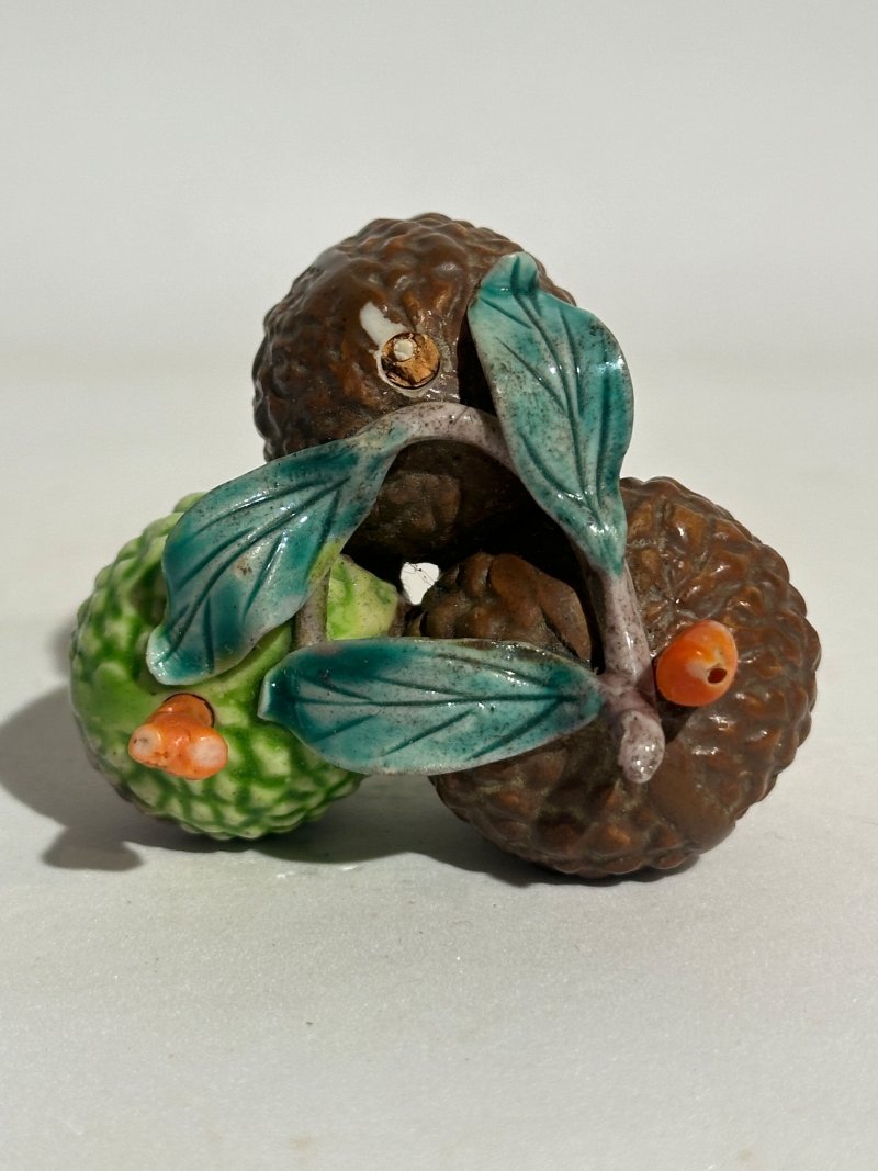 清十九世紀 仿生瓷荔枝、核桃形鼻煙壺二件、珊瑚蓋 及座 | TWO CERAMIC 'LYCHEE' AND 'WALNUT' SNUFF BOTTLES - 图13
