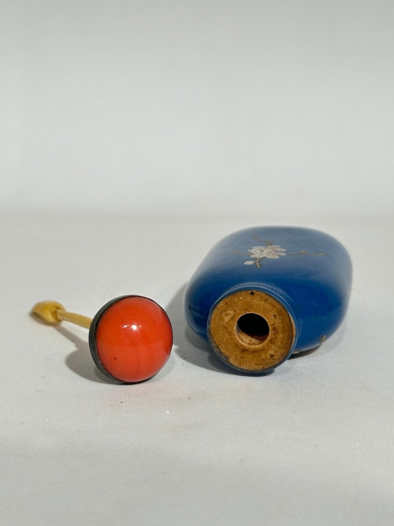清十九世紀 藍地粉彩宜興⌈喜上眉梢⌋鼻煙壺 | AN ENAMELLED YIXING 'MAGPIE AND PRUNUS' SNUFF BOTTLE - 图4