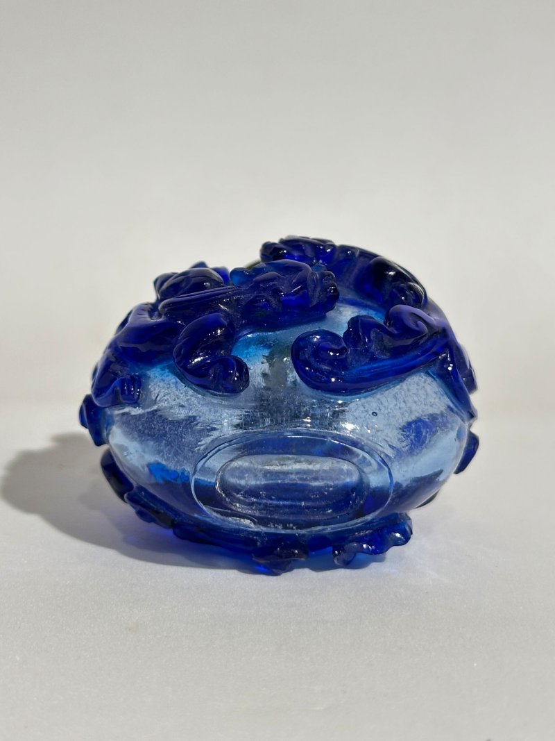 清十九世紀 透明地套藍玻璃螭龍紋鼻煙壺 | A BLUE OVERLAY TRANSLUCENT GLASS 'CHI DRAGON' SNUFF BOTTLE - 图5