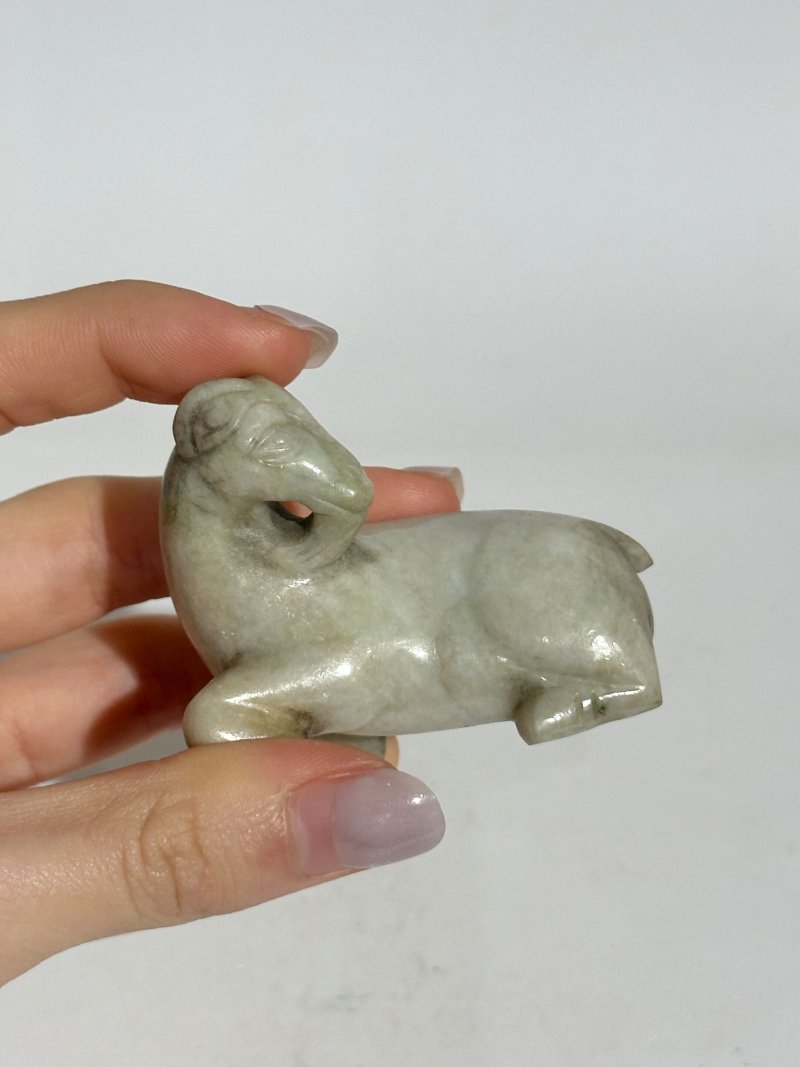 十九/二十世紀 白玉⌈馬⌋、⌈羊⌋三件 及座 | A WHITE JADE 'HORSE' AND TWO JADE 'GOAT' CARVINGS - 图18