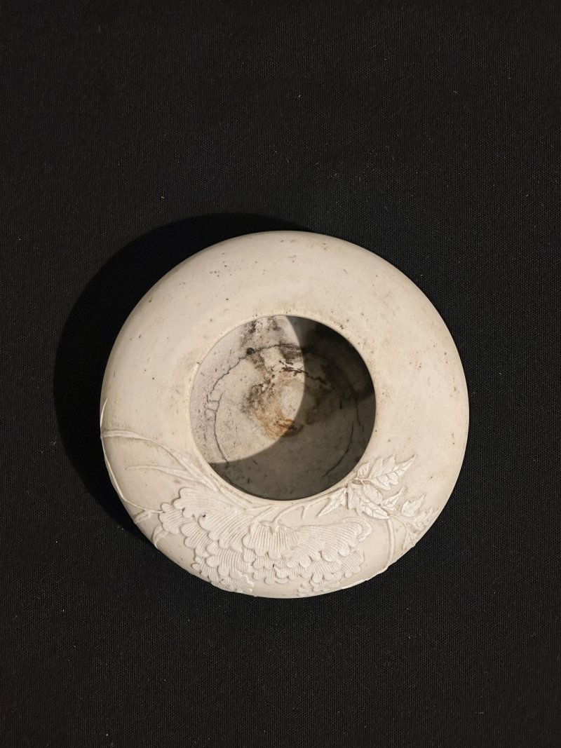 晚清至民國 澀胎牡丹紋洗、梅花紋印泥蓋盒二件 | A BISCUIT PORCELAIN 'PEONY' WASHER AND A 'PLUM BLOSSOM' INK PASTE BOX AND COVER - 图3