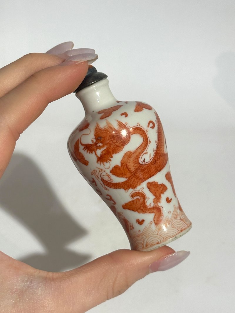晚清至二十世紀中期 礬紅彩龍紋鼻煙壺四件 （梅瓶）⌈雍正年製⌋礬紅楷書款 （壺）⌈康熙年製⌋礬紅楷書款 | FOUR IRON RED 'DRAGON' SNUFF BOTTLES - 图4