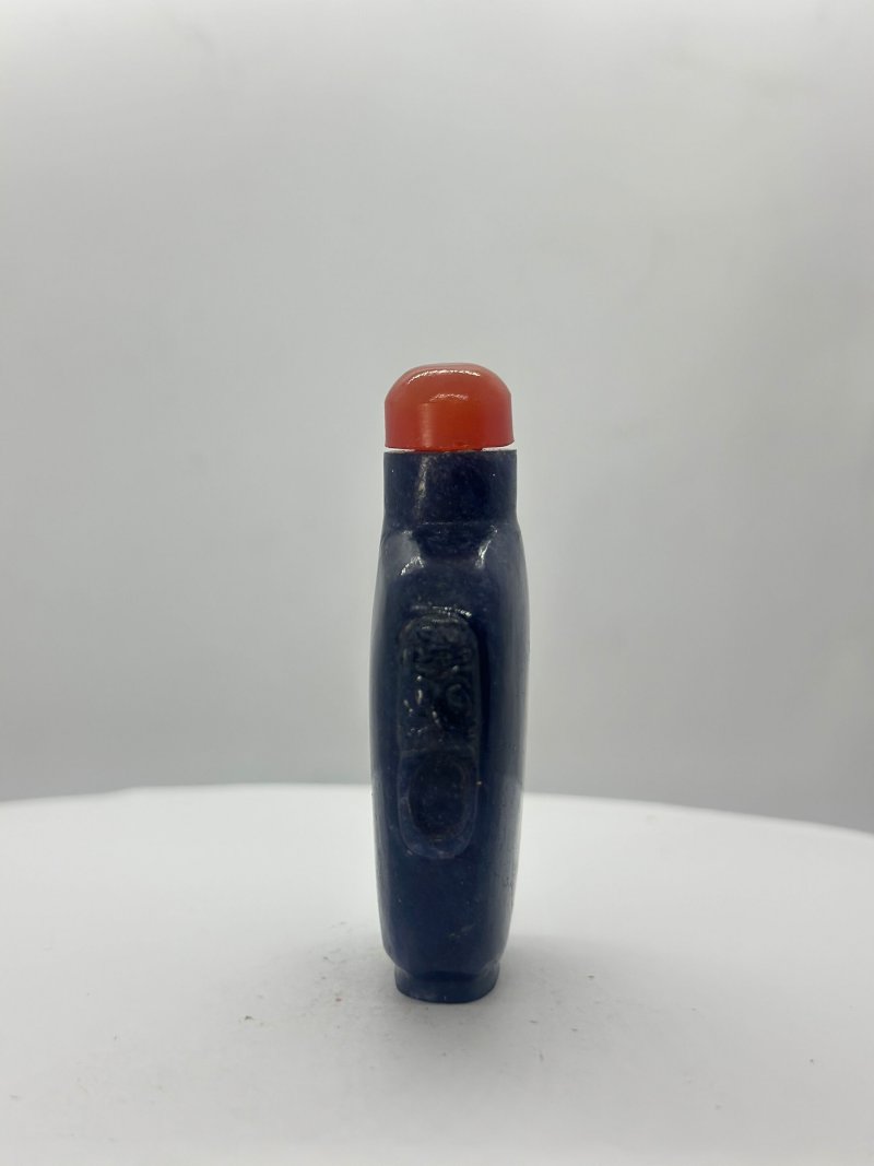十九/二十世紀 青金石、紫羅蘭色翡翠、煤精山水紋、孔雀石光素、玉獸紋鼻煙壺五件 | FIVE HARDSTONE SNUFF BOTTLES - 图38