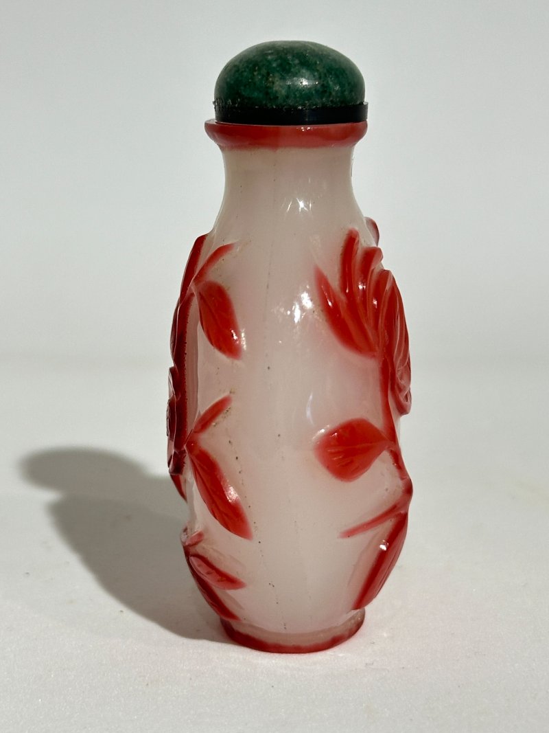 十九/二十世紀 白地套紅玻璃雙花紋、白地套三色玻璃花卉紋、透明地套紅玻璃壽字紋、涅白地套紅玻璃蝶花紋、霏雪地套紅玻璃一言九鼎紋、三腳鼎立紋、博古紋、透明地套黑玻璃一言九鼎紋鼻煙壺八件 | EIGHT OVERLAY GLASS SNUFF BOTTLES - 图35