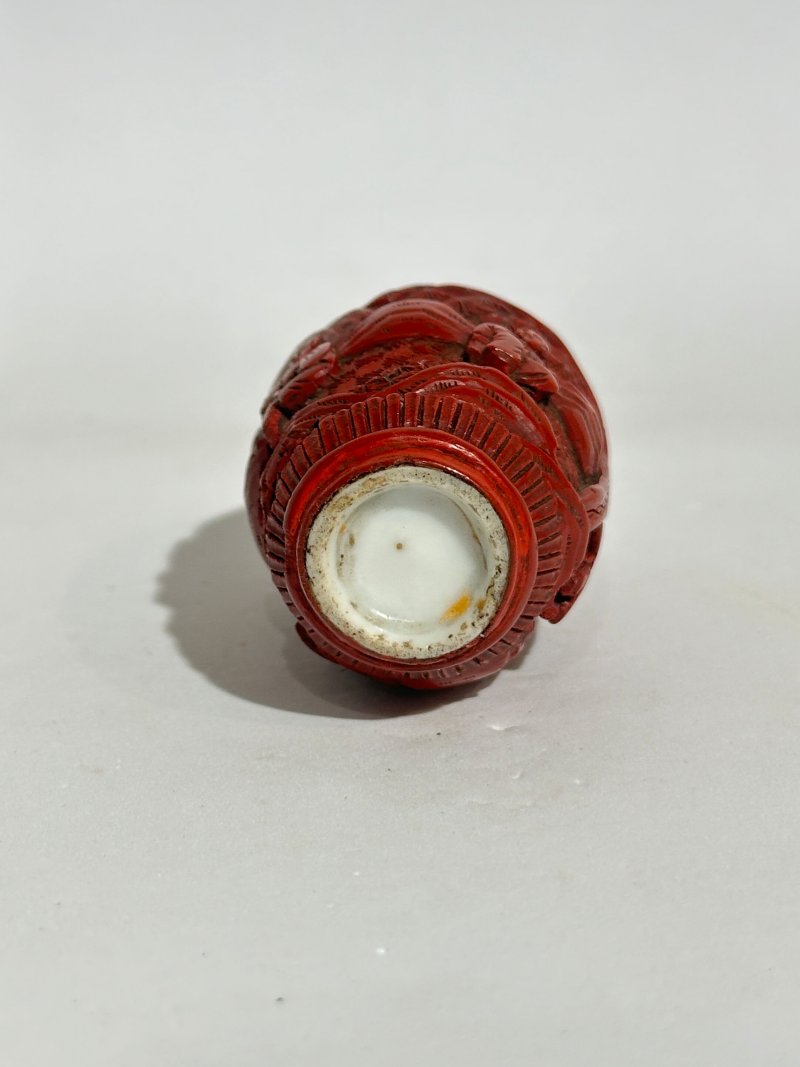 清十八/十九世紀 瓷胎剔紅山水人物紋鼻煙壺 | A CINNABAR LACQUERED-PORCELAIN SNUFF BOTTLE - 图5