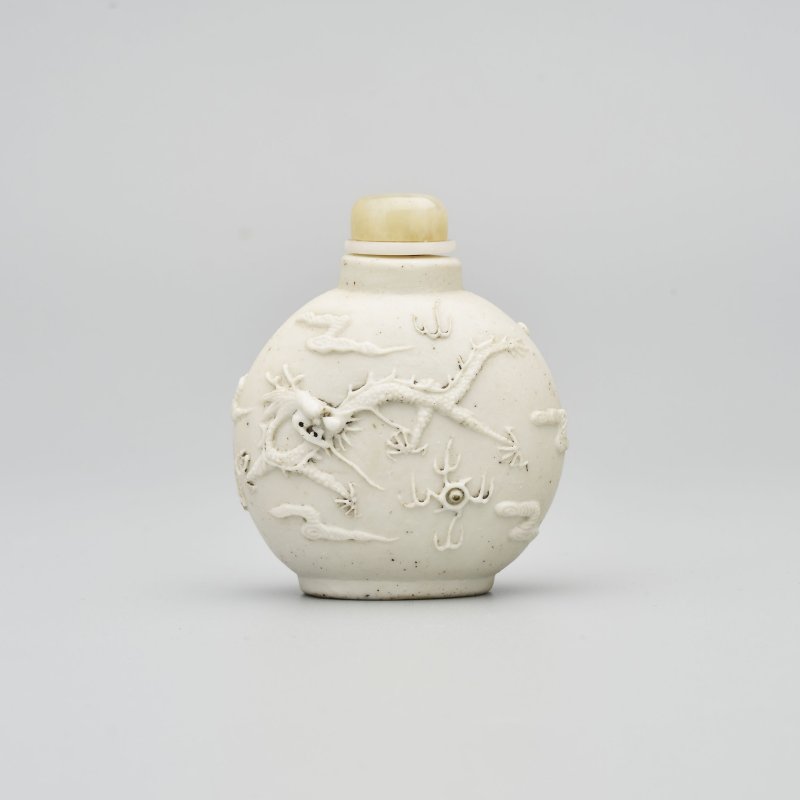清光緒 瓷胎模印雲龍紋鼻煙壺 | A MOULDED BISCUIT PORCELAIN 'DRAGON' SNUFF BOTTLE - 图1