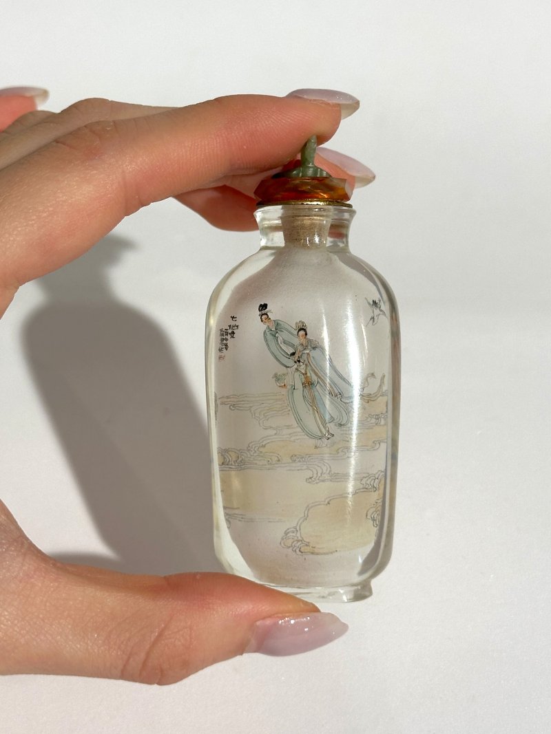 向君作 玻璃內畫「七仙女」鼻煙壺 一九六六年作 | AN INSIDE PAINTED GLASS 'SEVEN GODDESSES' SNUFF BOTTLE - 图3
