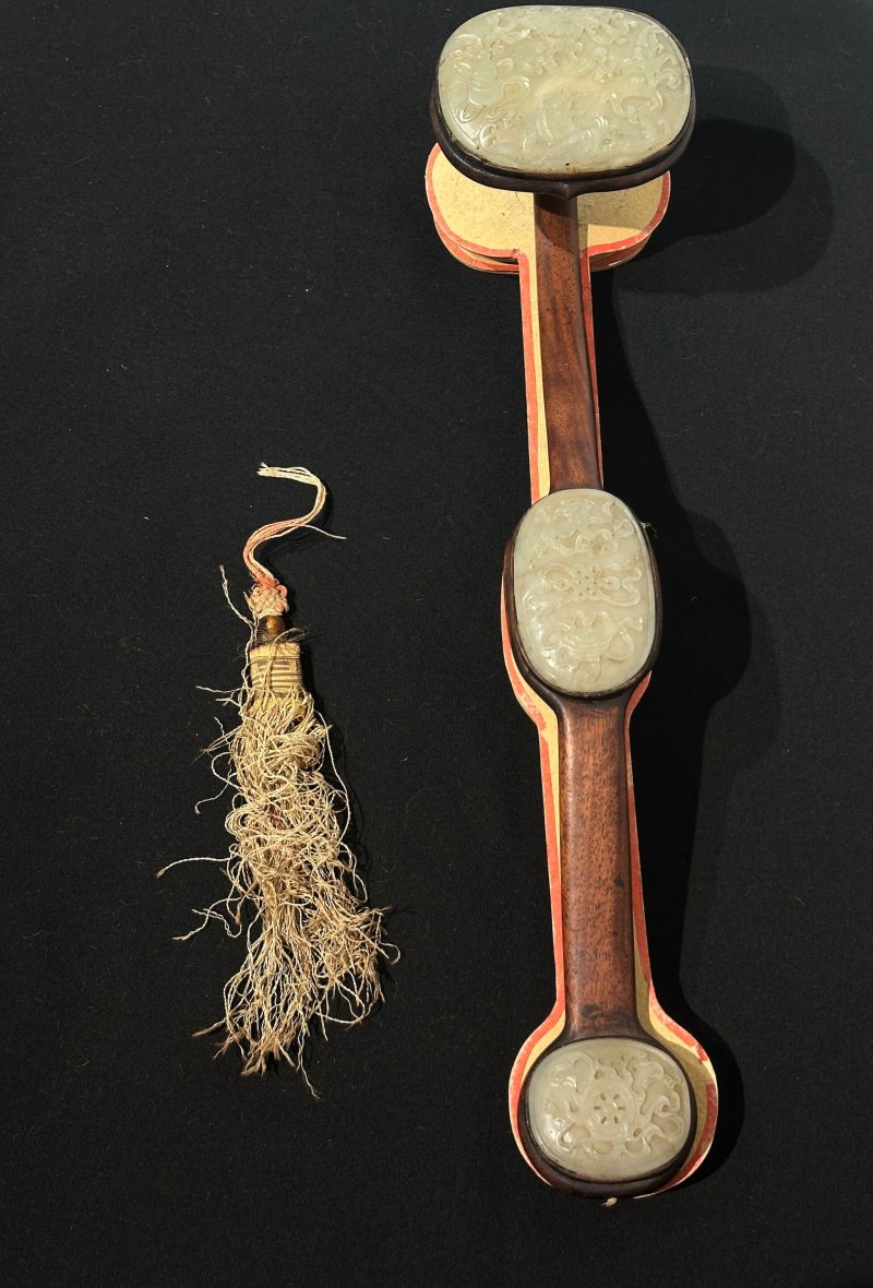 晚清 紅木嵌玉⌈八寶紋⌋如意 及座 | A ROSEWOOD JADE-INSET RUYI - 图7
