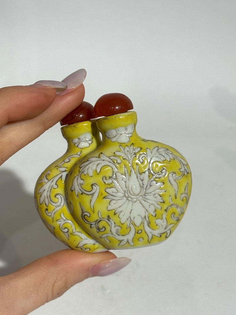 晚清至二十世紀中期 黃地粉彩鼻煙壺四件、粉彩鼻煙壺四件 （黃地其三）⌈乾隆年製⌋礬紅楷書款；（人物）⌈道光年製⌋礬紅篆書款、（嬰戲）⌈乾隆年製⌋礬紅楷書款、（柳）⌈嘉慶年製⌋礬紅篆書款 | EIGHT FAMILLE ROSE SNUFF BOTTLES - 图4