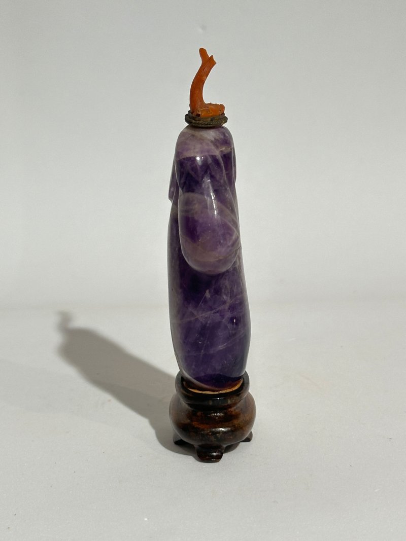十九/二十世紀 瑪瑙、紫水晶鼻煙壺三件 | A CARNELIAN AND TWO AMETHYST SNUFF BOTTLES - 图13