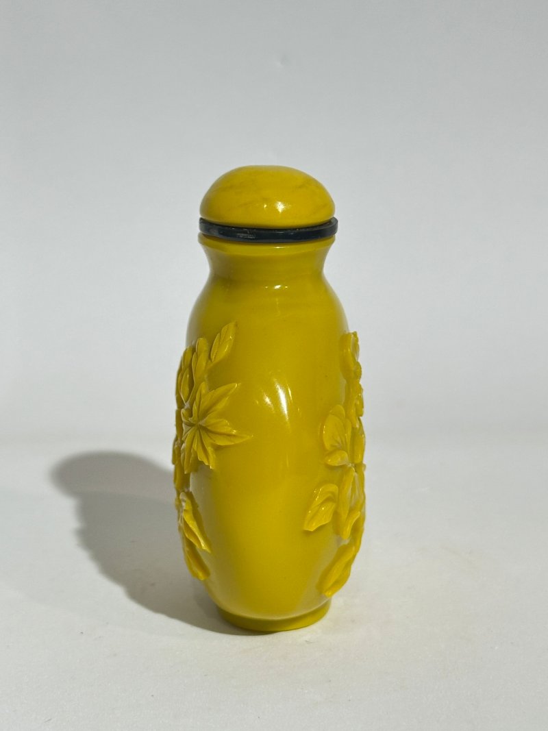 二十世紀 雞油黃玻璃光素、花卉紋鼻煙壺四件 | FOUR YELLOW GLASS SNUFF BOTTLES - 图7