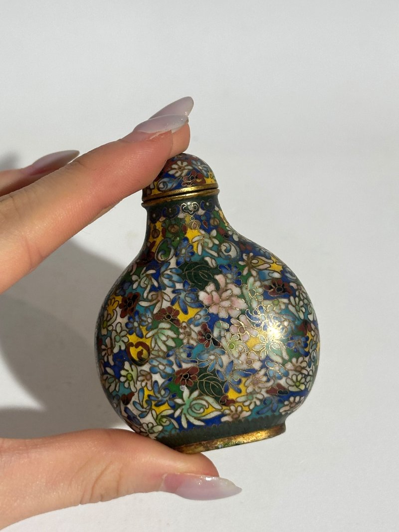 十九/二十世紀 銅胎琺瑯鼻煙壺七件 （博古）⌈乾隆年製⌋款 | SEVEN CLOISONNE ENAMEL SNUFF BOTTLES - 图46