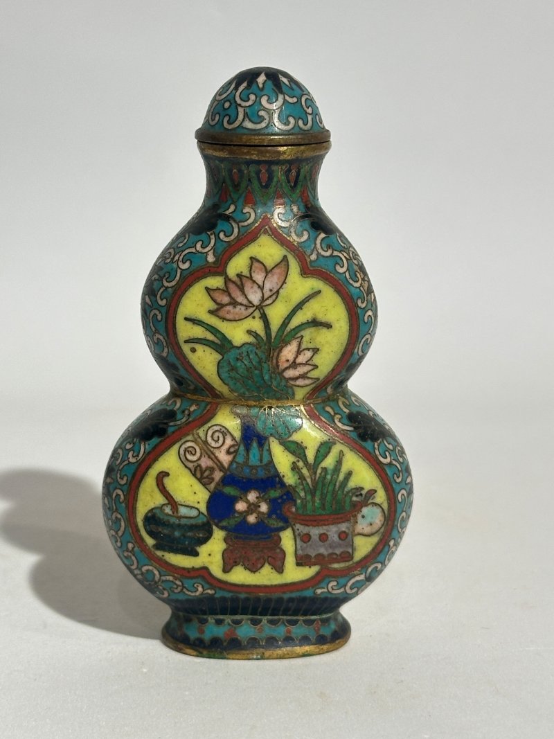 十九/二十世紀 銅胎琺瑯鼻煙壺七件 （博古）⌈乾隆年製⌋款 | SEVEN CLOISONNE ENAMEL SNUFF BOTTLES - 图12