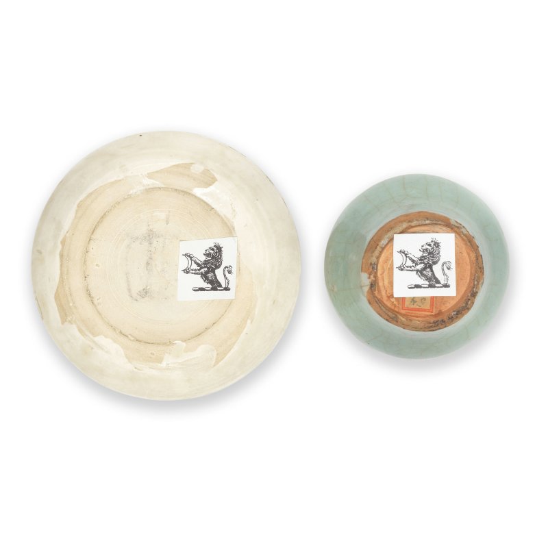 宋 定窯盤及龍泉青釉罐 | A DINGYAO DISH AND A LONGQUAN CELADON JAR - 图2