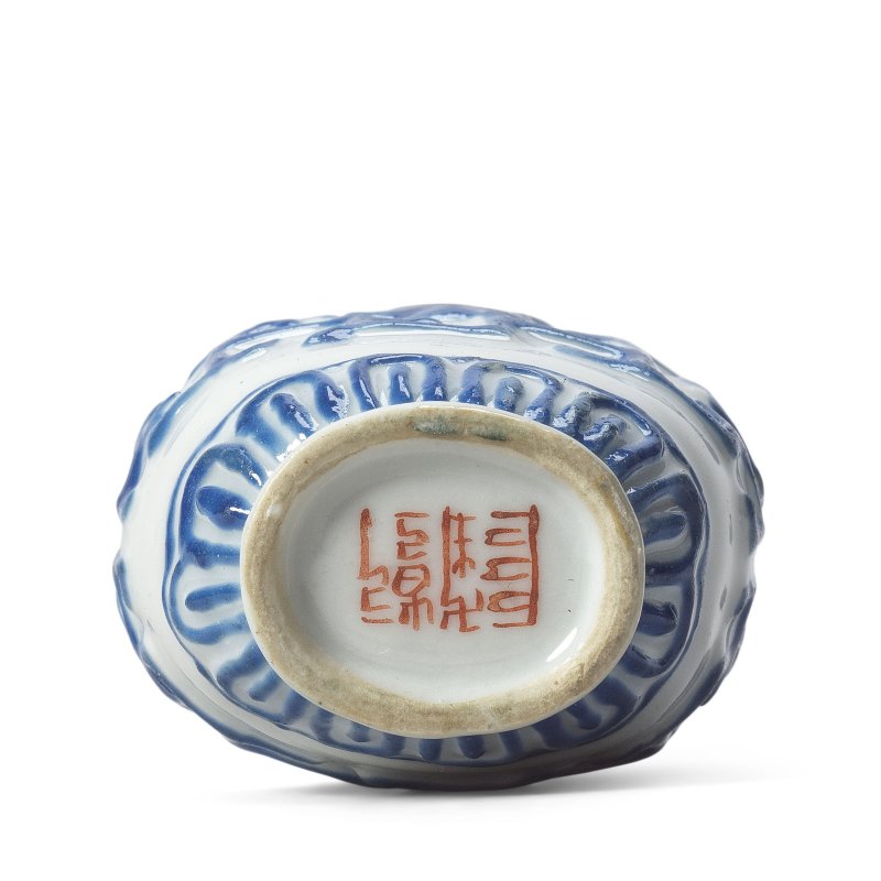 清乾隆 青花瓷仿套料仿古鼻烟壺 | A MOULDED OVERLAY-GLASS-SIMULATION BLUE AND WHITE 'ARCHAISTIC' SNUFF BOTTLE - 图3