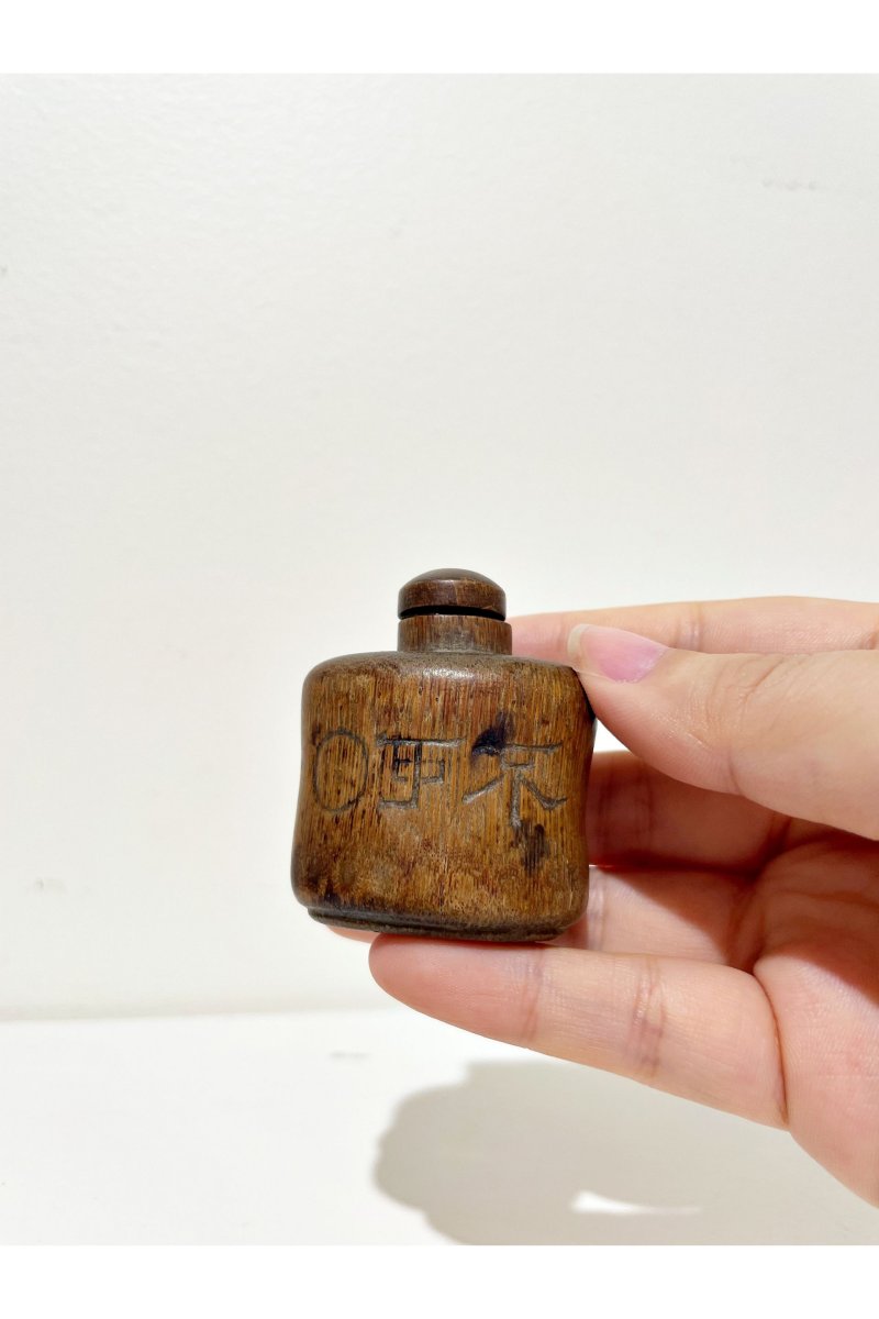 十九世紀 竹製、葫蘆鼻烟壺三件 竹紋鼻烟壺背刻款⌈不可⌋ | TWO BAMBOO SNUFF BOTTLES AND A GOURD SNUFF BOTTLE - 图3