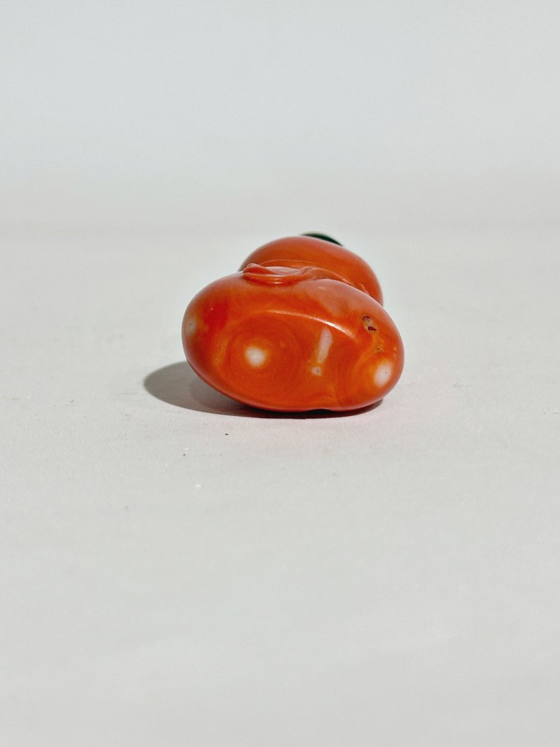 清中晚期 珊瑚葫蘆包袱紋鼻煙壺、珊瑚蓋 | A CORAL 'GOURD' SNUFF BOTTLE - 图5