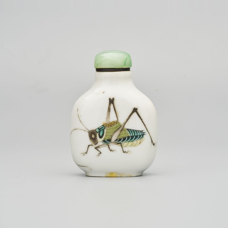 清十九世紀 粉彩蟈蟈紋鼻煙壺 | AN ENAMELLED PORCELAIN 'CRICKET' SNUFF BOTTLE - 图1