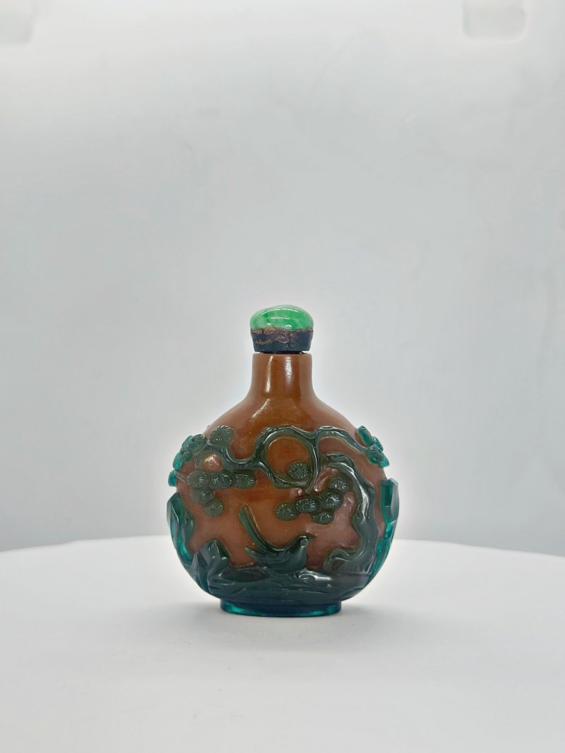 清十九世紀 棕地套綠玻璃僧侶持蓮紋、透明地套紅玻璃松鼠葡萄紋鼻煙壺二件 | A GREEN OVERLAY BROWN GLASS 'MONK HOLDING A LOTUS' AND A RED OVERLAY GLASS 'SQUIRREL' SNUFF BOTTLE - 图18
