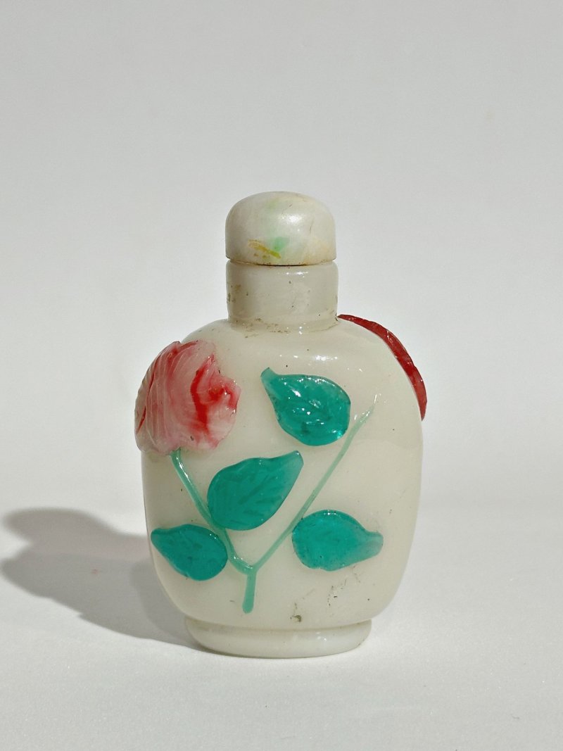 二十世紀 涅白地套雙色玻璃花紋鼻煙壺、翡翠蓋 | A PINK AND GREEN OVERLAY WHITE GLASS 'FLOWER' SNUFF BOTTLE - 图9