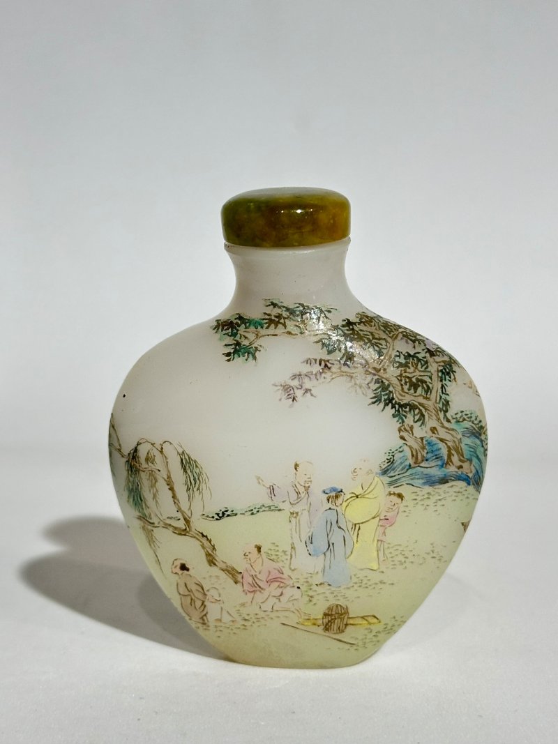 民國 涅白玻璃胎畫琺瑯山水人物紋鼻煙壺 ⌈古月軒⌋款 | AN ENAMELLED MILKY GLASS 'LANDSCAPE AND FIGURES' SNUFF BOTTLE - 图8